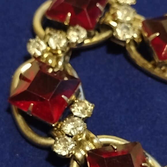 🎬Vintage Red Glass Square Cut Gold Tone Link Bracelet - Picture 5 of 13